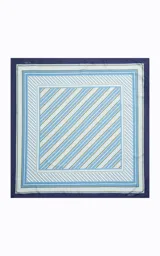 Pañuelo cuadrado de material sintético con patrón geométrico de rayas multicolor en tonos celeste, azul marino y verde, y bordes con ribete en contraste.