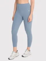 Calza deportiva de tiro alto con tecnología seamless, confeccionada en tejido suave y elástico que se ajusta al cuerpo.