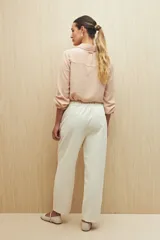 Pantalón de vestir color crema, de corte recto, con bolsillos laterales y cintura elastizada.