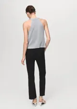 Top gris plateado de tejido de punto fino con hilos de lúrex, cuello drapeado, tirantes anchos y diseño sin mangas.