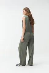 Pantalón de corte ancho y tiro medio, color verde militar, con cintura elástica ajustable mediante cordón y bolsillos laterales.
