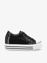 Zapatillas negras con lentejuelas, caña baja, cordones negros y plataforma blanca con rayas horizontales negras.
