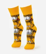 Medias de caña larga color amarillo con estampado repetido de diferentes expresiones faciales del personaje Garfield.