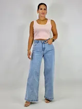 Pantalón de jean celeste de corte ancho y tiro alto.