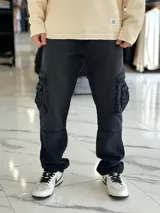 Pantalón cargo de jean estilo oversize, color celeste, con bolsillos laterales con solapa y corte recto.