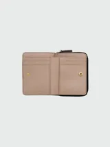 Billetera compacta de cuero color tostado de Marc Jacobs, modelo The Mini Compact Wallet, con cierre de cremallera y múltiples ranuras para tarjetas.