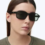 Lentes de sol modelo Fara con armazón rectangular de cantos suavizados en color verde oscuro traslúcido y lentes polarizadas en tono verde oscuro.