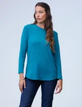 Remera negra de modal con cuello a la base y mangas largas.