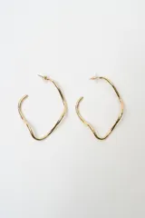 Aros tipo argolla con diseño orgánico e irregular, acabado en tono dorado.