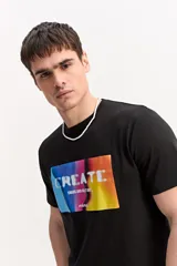 Remera negra de manga corta con estampa frontal colorida que dice "CREATE".