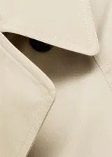Trench coat de corte recto y diseño oversize, con cierre de doble botonadura, cuello de solapa ancha, bolsillos laterales y mangas largas con puños abotonados. Incluye cinturón desmontable y forro interior.