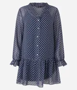 Vestido corto azul marino con estampado de flores blancas y rojas, escote en V, mangas largas con puños elásticos y falda con volantes. Incluye cinturón negro con hebilla dorada.