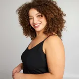 Camiseta negra de tirantes finos con escote en V.