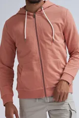 Chaqueta deportiva con cierre frontal, capucha ajustable con cordones y puños elásticos, en color rosa.