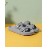 Sandalias chancletas de goma color beige con diseño texturizado en la suela, doble tira ajustable con hebillas y estilo slip-on.