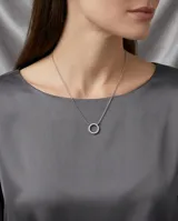 Collar de acero con cadena de eslabones finos y dije circular decorado con circonias engastadas en todo su contorno.