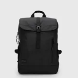 Mochila urbana de diseño minimalista en color negro, con solapa superior y cierre de hebilla ajustable. Cuenta con bolsillo frontal vertical con cierre, bolsillos laterales y compartimento interno acolchado para laptop.