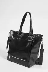 Bolso shopper color negro de cuero sintético con doble asa de hombro, cierres metálicos plateados en el frente y bolsillos con tiras colgantes. Incluye el logo de la marca impreso en la parte inferior.