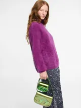 Sweater negro de tejido fino con textura peluche y cuello alto estilo tortuga. Modelo de corte holgado.