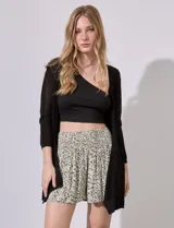 Short estampado con pretina ancha elastizada en punto smock y bolsillos sobre costura.
