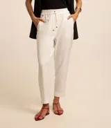 Pantalón de crepé blanco con lazo delantero en la cintura y elástico. Corte recto con botamanga arremangada.