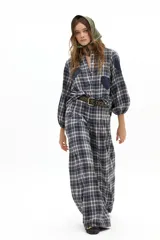 Pantalón de corte culotte con diseño de cuadros, cintura alta con pinzas, cierre frontal y piernas anchas.