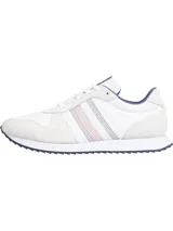 Zapatillas de running Tommy Hilfiger blancas con detalles en azul y rojo.