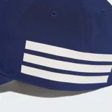 Gorra deportiva Adidas color azul con el logo de la marca y las tres bandas icónicas en color blanco. Presenta una estructura clásica con visera curva y diseño ligero.