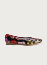Bailarina de diseño plano con exterior cubierto de lentejuelas que forman un patrón de flores multicolores. Presenta un escote irregular, interior forrado en piel y suela de cuero.
