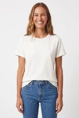 Remera lisa de manga corta y cuello redondo, de corte clásico.