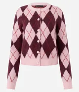 Cardigan corto de punto con estampado de rombos en tonos rosado y bordó, cuello redondo, mangas largas y cierre frontal con botones revestidos.