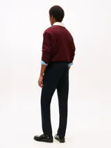 Pantalón de corte recto y estilo clásico, confeccionado en twill de algodón con un toque de elastano para mayor comodidad. Presenta el tradicional diseño de cinco bolsillos, cierre de botón con cremallera y un acabado versátil.