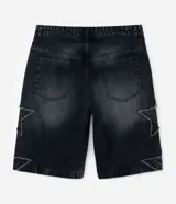 Bermuda de jean color gris oscuro con efecto de lavado, corte baggy relaxed. Presenta apliques de estrellas deshilachadas en los laterales y ruedo deshilachado. Tiene cintura con trabillas y cierre tradicional.