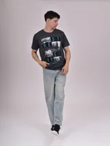 Remera gris melange de manga corta con estampado de fotos en blanco y negro y texto en azul que dice 'City Streets Are The Real Runways' y 'Rest NY'.