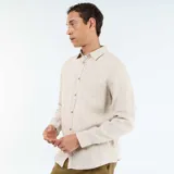 Camisa de lino de manga larga color beige, con cuello camisero y cierre frontal de botones.