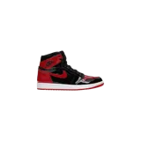 Championes Jordan 1 Retro High OG modelo Patent Bred, en acabado charol color negro y rojo, con suela blanca y roja.
