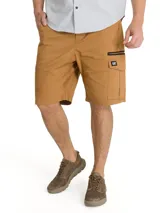 Short cargo Caterpillar color marrón, con bolsillos laterales utilitarios, trabillas para cinturón y etiqueta con logo de la marca.