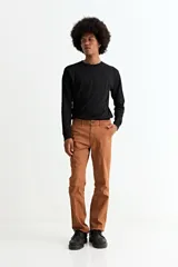 Pantalón de gabardina marrón de corte recto, con bolsillos laterales y traseros, cierre de botón y cremallera.