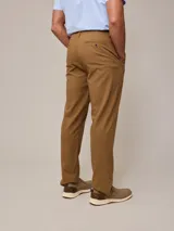 Pantalón azul marino de corte recto, con cintura elástica ajustable con cordón.