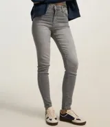 Pantalón skinny de jeans gris con cintura alta, bolsillos delanteros y traseros, cierre con botón y cremallera.