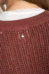 Chaleco sin mangas de tejido de punto color rosado pálido, con textura calada y acabado lurex, corte al cuerpo y cuello redondo.