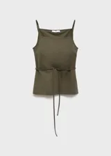 Top verde militar de tirantes finos con escote recto, corte recto y lazo ajustable en la cintura.