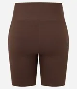 Bermuda deportiva de tiro alto con cintura ancha, confeccionada en tejido de poliamida y elastano. Diseño liso y ajustado, ideal para actividades físicas.