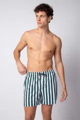 Short de baño con diseño de rayas verticales en blanco y negro, con cintura elástica ajustable mediante cordón y logo metálico pequeño en el ruedo.