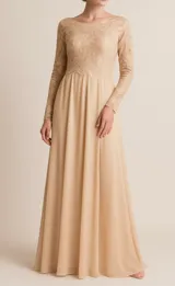 Vestido largo color crudo, con escote redondo, mangas largas de encaje y falda de gasa con caída.