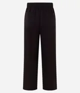 Pantalón de corte recto y calce suelto, confeccionado en tejido de viscosa, poliéster y elastano. Presenta cintura elástica con cordón ajustable con punteras metálicas, recortes frontales y bolsillos traseros.