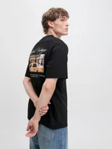 Remera de manga corta y cuello redondo con calce relajado. Confeccionada en algodón orgánico, presenta un diseño minimalista con una pequeña estampa tipográfica en el pecho.