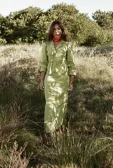 Camisa color verde pistacho de lino, corte clásico con lazo ajustable en la cintura y mangas abullonadas.