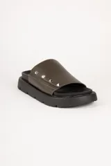 Sandalias negras de tira ancha en símil cuero con apliques de tachas y plataforma de 4cm de alto.