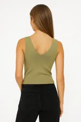 Top verde oliva de bretel ancho, confeccionado en tejido de viscosa acanalada y escote en V.